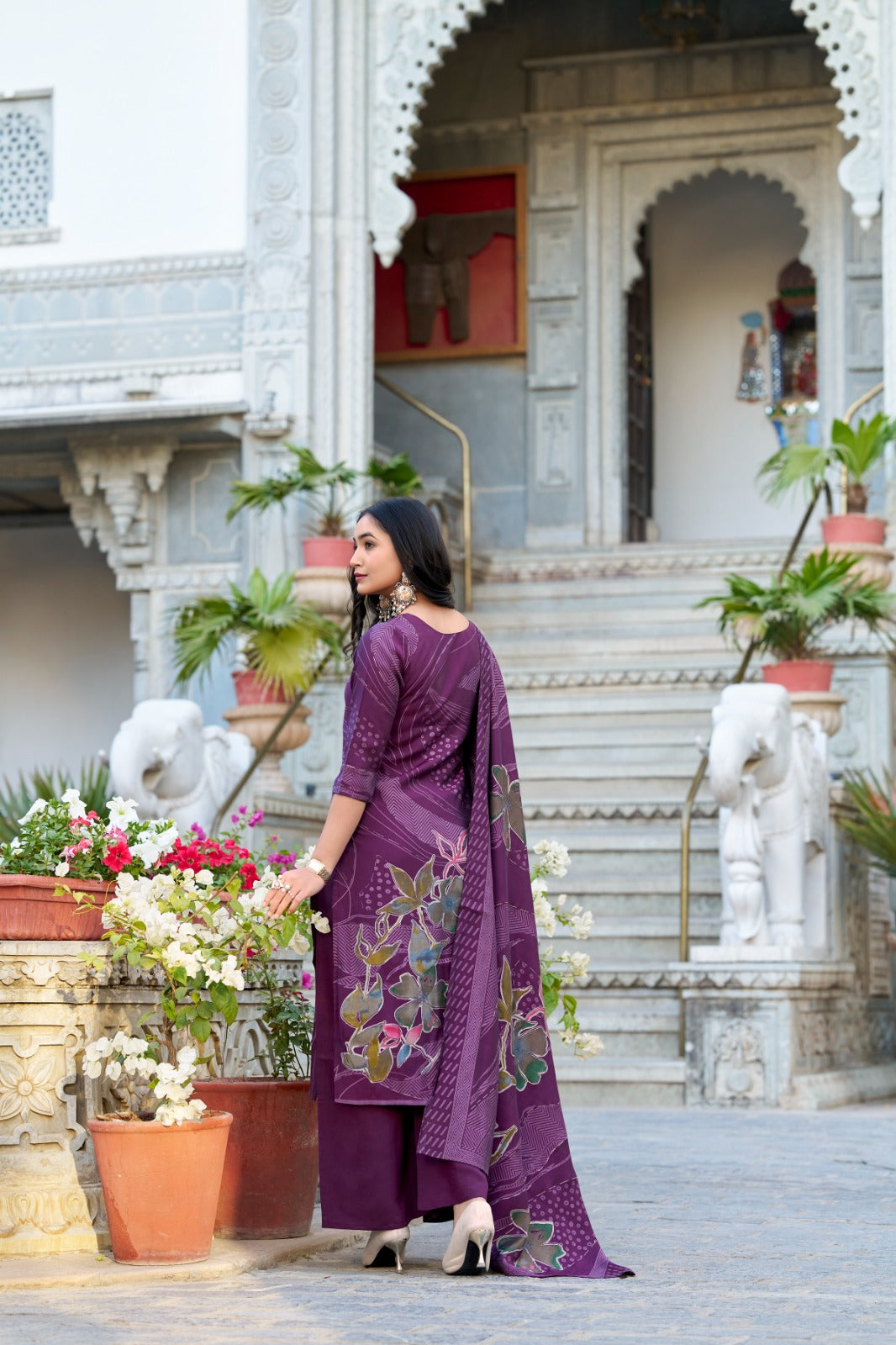 Roman silk  adorned with floral prints Suit
