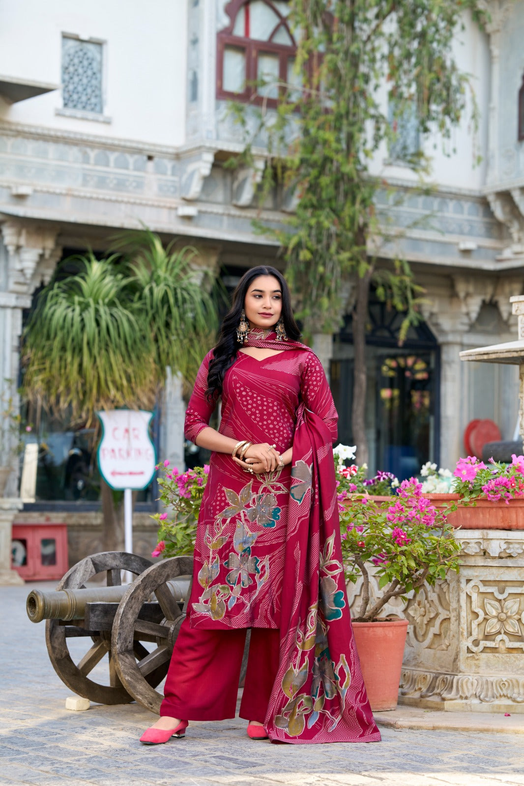 Roman silk  adorned with floral prints Suit